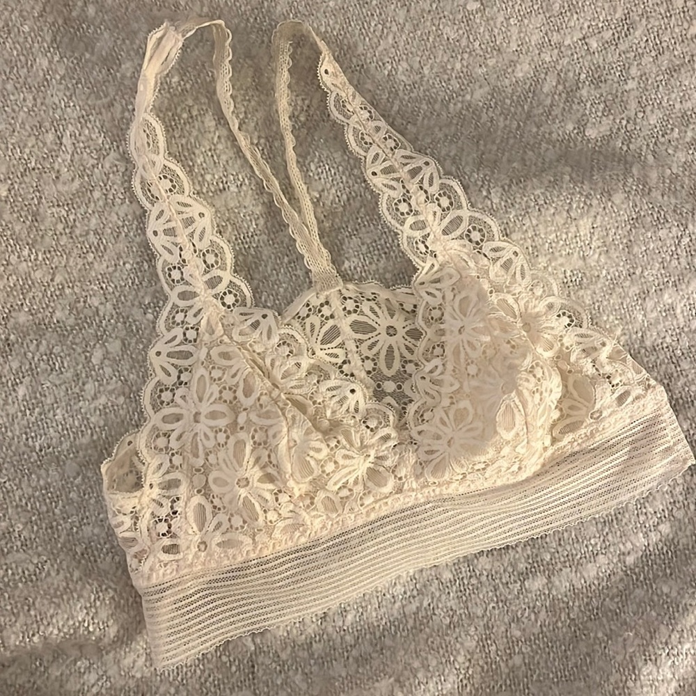 Victoria’s Secret cream lace bralette medium